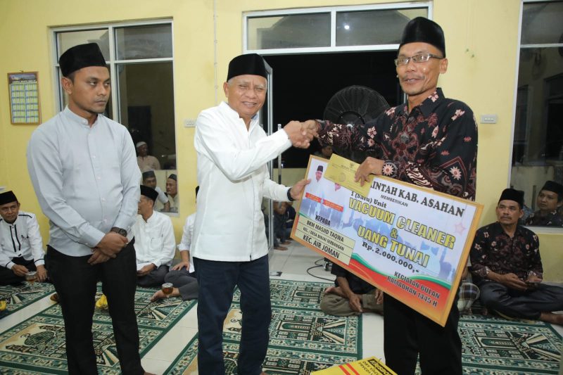 Masjid Taqwa yang berada di Kelurahan Binjai Serbangan Kecamatan Air Joman, menjadi awal Safari Ramadhan Bupati Asahan H Surya BSc, beserta rombongan, Senin 18 Maret 2024, malam.