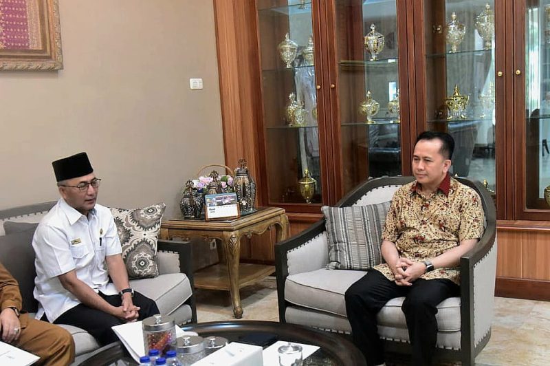 PJ Gubernur Sumsel Agus Fatoni saat menerima audiensi dari Pj Bupati Musi Banyuasin (MUBA) Apriyadi di Griya Agung, Palembang, Sumatera Selatan, Selasa 19 Maret 2024.