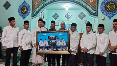 Bupati Ogan Ilir Panca Wijaya Akbar memberikan bantuan berupa beras pada setiap jemaah yang hadir dan menyerahkan uang senilai Rp15 juta dari Baznas beserta jam digital untuk Masjid Ar-Rasyid, Desa Sungai Pinang III.