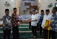 Sekda Asahan pimpin Tim Safari Ramadhan ke Masjid Al Ikhlas Dusun III Desa Sei Silau Barat Kecamatan Setia Janji, memberikan bantuan berupa bingkisan kepada BKM Masjid Nurul Hidayah berupa uang tunai dan vacum cleaner Selasa 19 Maret 2024.