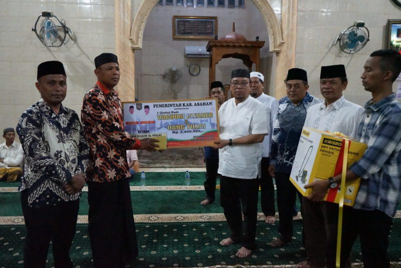 Sekda Asahan pimpin Tim Safari Ramadhan ke Masjid Al Ikhlas Dusun III Desa Sei Silau Barat Kecamatan Setia Janji, memberikan bantuan berupa bingkisan kepada BKM Masjid Nurul Hidayah berupa uang tunai dan vacum cleaner Selasa 19 Maret 2024.