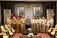 PJ Gubernur Agus Fatoni saat menerima audiensi dari Kepala Balai Karantina Hewan Ikan dan Tumbuhan Provinsi Sumsel Kostan Manalu beserta jajaran di Griya Agung, Palembang, Sumatera Selatan, Selasa 19 Maret 2024.
