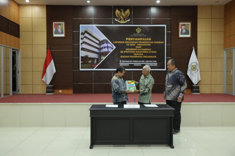 LKPD unaudited tahun anggaran 2023 Pemkab Asahan tersebut diserahkan langsung Bupati Asahan H Surya BSc dan diterima Kepala perwakilan BPK Sumatera Utara Eydu Oktain Panjaitan SE MM Ak CA CSFA.