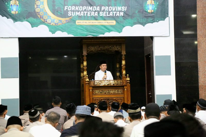 PJ Gubernur Fatoni sebelum melaksanakan salat tarawih berjamaah dengan jajaran perwakilan Polda Sumsel di Masjid As-Sa’adah Mapolda Sumsel, Palembang, Sumatera Selatan, Selasa 19 Maret 2024.