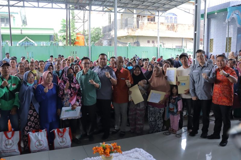 PJ Walikota Palembang H Ratu Dewa menggelontorkan ratusan paket sembako hingga meninjau layanan jemput bola kependudukan catatan sipil [Dukcapil] atau dokumen bagi warga, Kamis 21 Maret 2024.