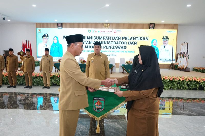 Wakil Bupati  [Wabup] Taufik Zainal Abidin Siregar SSos MSi mengambil sumpah dalam pelantikan Pejabat Administrator dan 10 orang pejabat Pengawas di lingkungan Pemerintah Kabupaten [Pemkab] Asahan.