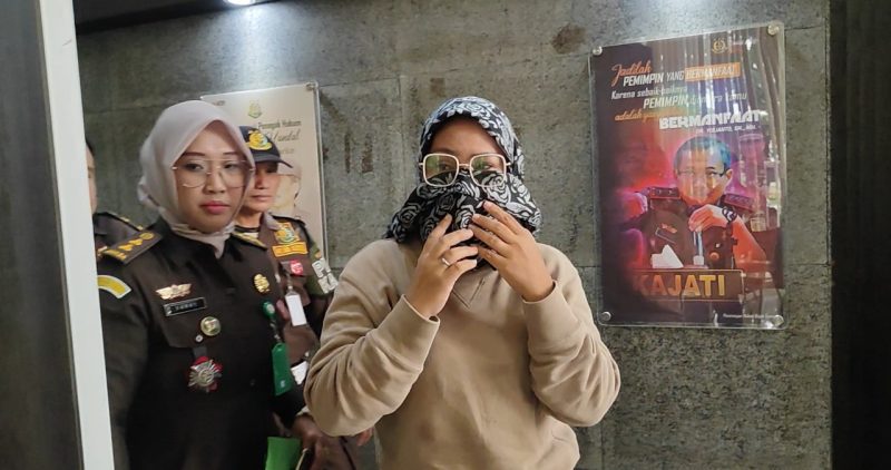 Tampak, DPO [daftar pencarian orang] terpidana Yeni Verawati binti Zakarni menutupi wajahnya, berhasil dieksekusi dan diproses selanjutnya Tim Tabur Kejati Sumsel.