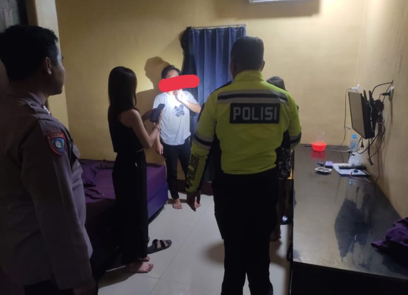 Dalam operasi Pekat Kapuas 2024, Polsek Sandai berhasil menjaring pasangan di luar nikah dan anak-anak di bawah umur serta tidak memiliki identitas, Kamis 21 Maret 2024, malam.