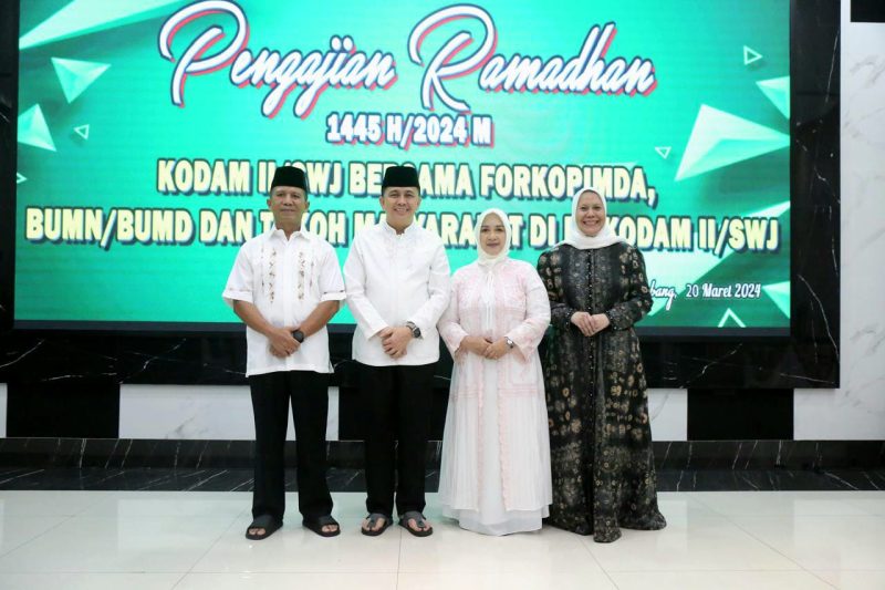 PJ Gubernur Sumsel Agus Fatoni bersama Pangdam II/Sriwijaya Mayjen TNI Yanuar Adil saat menghadiri Pengajian Ramadhan 1445 Hijriah bersama Forum Koordinasi Pimpinan Daerah (Forkopimda) Sumsel dan BUMD/BUMD.
