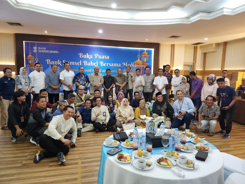 Direktur Utama [Dirut] Bank SumselBabel Achmad Syamsudin dalam keterangan kala berbuka puasa bersama media dengan usungan tema 'Good news, good food and good iftar with Bank Sumsel Babel' di ruang Mahameru Hotel Swarna Dwipa Palembang, Jumat 22 Maret 2024.