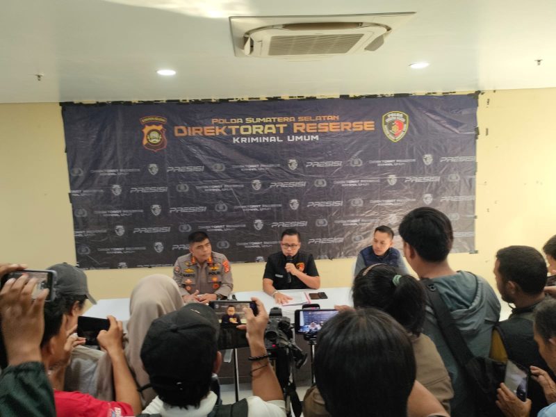 Kabid Humas Polda Sumsel Kombes Sunarto yang menggelar konferensi pers bersama Dirreskrimum Kombes M Anwar Reksowidjojo dan Kabid Propam Kombes Agus Halimudin, Minggu sore 24 Maret 2024.