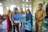 Ketua TP PKK OKU Timur dr Sheila Noberta SpA MKes membagikan 150 paket sembako untuk warga di Kampung Sawah Kelurahan Paku Sengkunyit Kecamatan Martapura, Senin 25 Maret 2024.