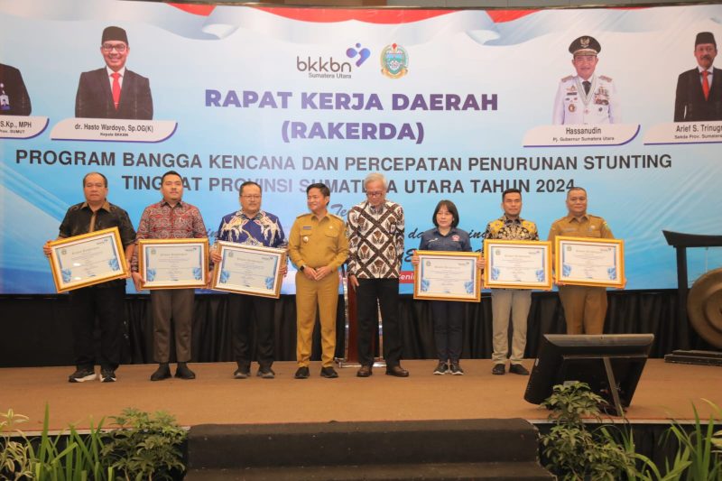 PJ Gubernur Sumatera Utara memberikan Piagam penghargaan kepada Wakil Bupati Asahan atas Pelaksanaan DAK terbaik I Sub Bidang Penyerapan Anggaran tertinggi tahun 2023 Dinas Pengendalian Penduduk, Keluarga Berencana, Pemberdayaan dan Pengendalian Penduduk Kabupaten Asahan.