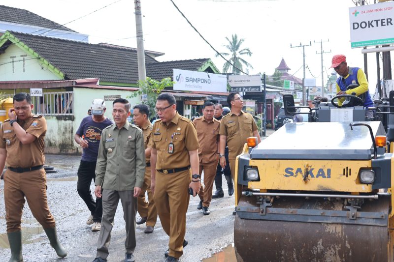 Tampak, Penjabat Walikota Ratu Dewa didampingi Kadis PUPR Palembang terjun langsung ke Jalan Sultan M Mansyur untuk diperbaiki dengan menurunkan alat berat, Senin 25 Maret 2024.