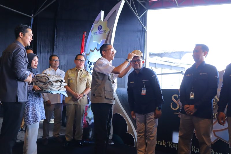Pj Walikota Palembang, Ratu Dewa memberikan apresiasi serta dukungan penuh terhadap program Bank Indonesia [BI] 'Susur Sungai' melalui Semarak Rupiah Ramadhan dan Berkah Idul Fitri [SERAMBI] 2024 yang digelar langsung di River Side komplek Benteng Kuto Besak Palembang, Selasa 26 Maret 2024.
