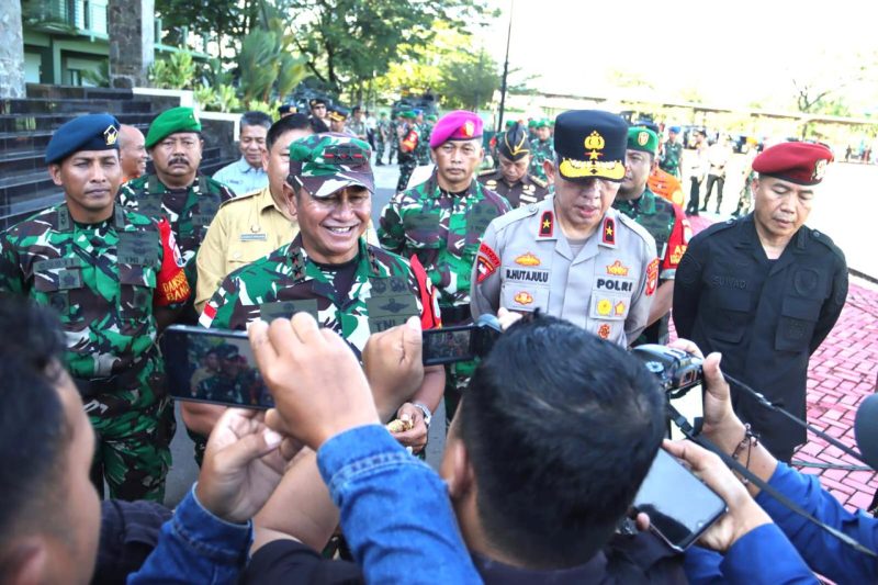 Pangdam XII/Tanjungpura Mayjen TNI Iwan Setiawan SE MM didampingi Wakapolda Kalbar Brigjen Pol Roma Hutajulu SIK MSi memimpin Apel Gelar Pasukan Operasi Pengamanan VVIP dalam rangka kunjungan kerja Wakil Presiden RI Ma'ruf Amin ke Provinsi Kalimantan Barat. Apel dilaksanakan di Lapangan Tidayu, Makodam XII/Tpr, Senin 25 Maret 2024.
