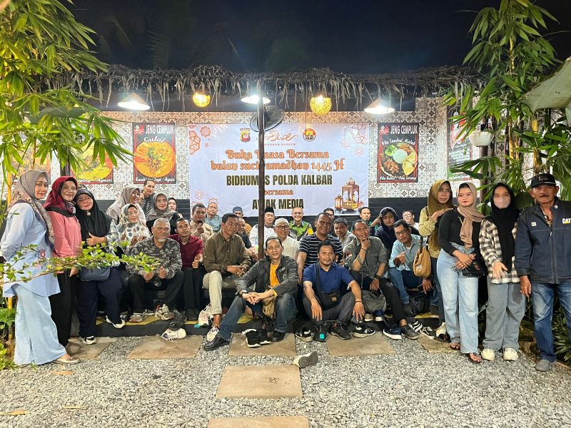 Dalam rangka mempererat tali silaturahmi dengan Awak Media, Bidang Humas Polda Kalbar melaksanakan buka Puasa bersama di Cafe Jeng Cempluk yang beralamat di Jalan Jenderal Ahmad Yani No.2, Bangka Belitung Laut, Kecamatan Pontianak Tenggara, Kota Pontianak, Selasa 26 Maret 2024.