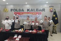 Wakapolda Kalbar Brigjen Pol Roma Hutajulu SIK MSi bersama Satgas Operasi Pekat Kapuas 2024 menunjukkan hasil penyitaan narkoba jenis sabu seberat 15 Kilogram dari tangan Tersangka ON [36] dalam gelaran jumpa pers, Senin 25 Maret 2024.
