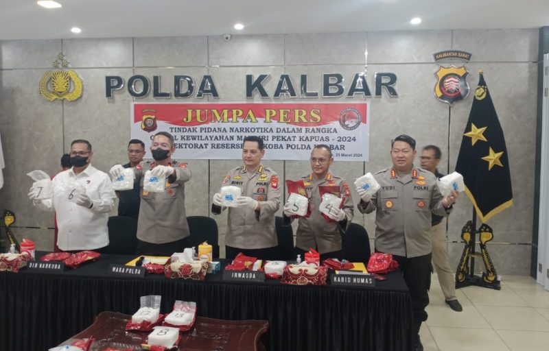 Wakapolda Kalbar Brigjen Pol Roma Hutajulu SIK MSi bersama Satgas Operasi Pekat Kapuas 2024 menunjukkan hasil penyitaan narkoba jenis sabu seberat 15 Kilogram dari tangan Tersangka ON [36] dalam gelaran jumpa pers, Senin 25 Maret 2024.