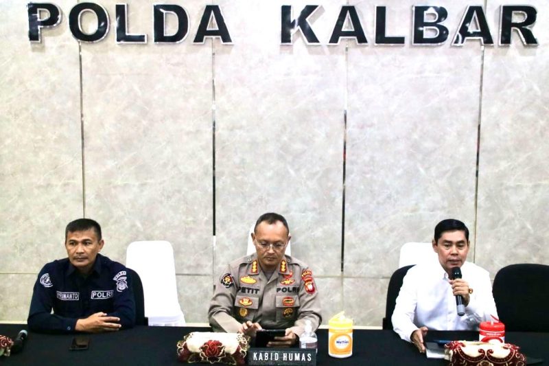 Kapolda Kalbar Irjen Pol Pipit Rismanto SIK MH melalui Kasubbid Penmas Bidhumas Kompol Lely Suheri SH MM selaku Koordinator Penyidik Tindak Pidana Pemilu Ditreskrimum didampingi Kabid Humas Kombespol Raden Petit Wijaya SIK MM dalam Jumpa Pers tentang penanganan Tindak Pidana Pemilu selama Operasi Mantab Brata Kapuas 2023-2024 Polda Kalbar bertempat di Mapolda Kalbar. Selasa 26 Maret 2024.
