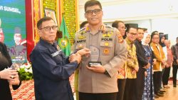 Ketua Umum PWI Pusat Hendry CH Bangun memberikan penghargaan Anugerah Pers kepada Kapolda Sumsel Irjen Pol A Rachmad Wibowo SIK MiK melalui Kabid Humasnya Kombes Sunarto di Griya Agung, Senin 25 Maret 2024.