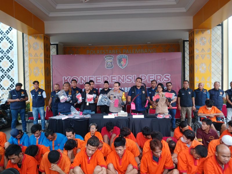 Kapolrestabes Palembang AKBP Dr Harryo Sugihhartono SIK MH dalam keterangan persnya terkait pengungkapan 96 kasus dengan 110 Tersangka yang terjaring dalam Operasi Pekat Musi 2024 pada Kamis 28 Maret 2024.