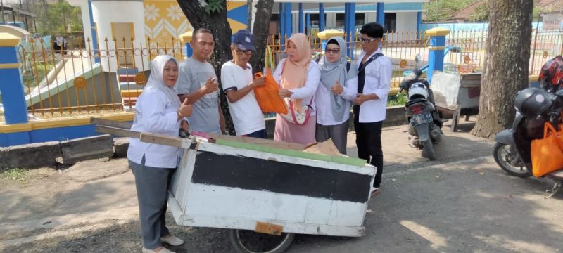 Forum Jurnalis Lahat [FJL] berbagi berkah di bulan Ramadan 1445 Hijriah berupa paket sembako dan menyasar pemulung, abang becak, janda lansia, marbot masjid hingga penyandang disabilitas.