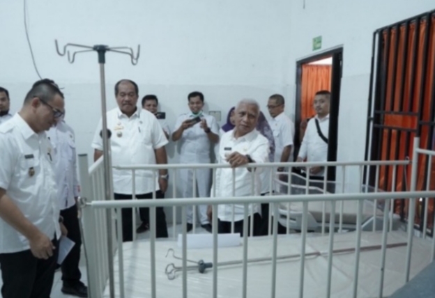 Bupati Asahan H Surya BSc bersama dengan Wakil Bupati Asahan Taufik Zainal Abidin Siregar SSos MSi menyerahkan alat kesehatan di UPTD Puskesmas Aek Songsongan, Rabu 3 Januari 2024.