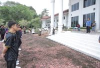 Wakil Bupati Asahan Taufik Zainal Abidin Siregar SSos MSi didampingi Kapolres Asahan AKBP Afdhal Junaidi melepas Tim Sepak Bola SSB Mezzaluna Asahan yang mewakili Provinsi Sumatera Utara untuk mengikuti kompetisi Piala Soeratin U15 di tingkat Nasional, Rabu 17 Januari 2024, bertempat di Halaman Kantor Bupati Asahan.