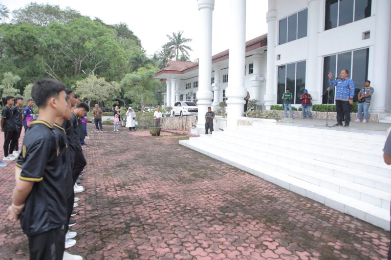 Wakil Bupati Asahan Taufik Zainal Abidin Siregar SSos MSi didampingi Kapolres Asahan AKBP Afdhal Junaidi melepas Tim Sepak Bola SSB Mezzaluna Asahan yang mewakili Provinsi Sumatera Utara untuk mengikuti kompetisi Piala Soeratin U15 di tingkat Nasional, Rabu 17 Januari 2024, bertempat di Halaman Kantor Bupati Asahan.