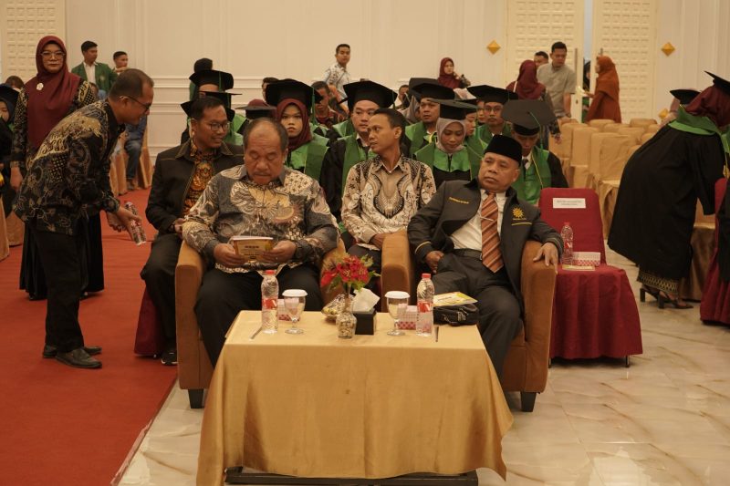 Wakil Bupati Asahan Taufik Zainal Abidin Siregar mengikuti prosesi Sidang Senat Terbuka Wisuda Sarjana Angkatan X Sekolah Tinggi Ilmu Ekonomi Muhammadiyah Asahan (STIE MA) di Ballroom Hotel Antariksa Kisaran, Sabtu 20 Maret 2024 