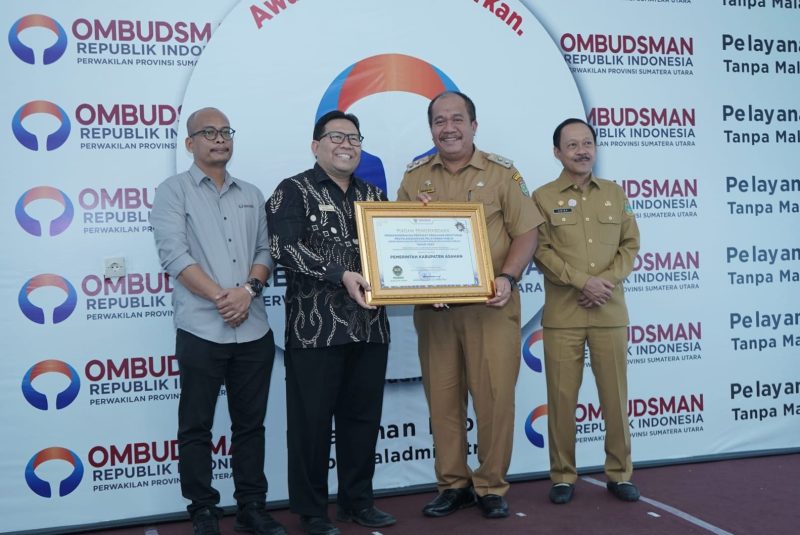 Pemerintah Kabupaten Asahan melalui Wakil Bupati Asahan Taufik Zainal Abidin SSos MSi menerima Piagam penghargaan yang diserahkan langsung Anggota Ombudsman Republik Indonesia (RI) Dadan Suparjo Suharmawijaya, Selasa 23 Januari 2024. Bertempat di Kantor Ombudsman RI Perwakilan Sumut, Jalan Asrama nomor 18 Medan.