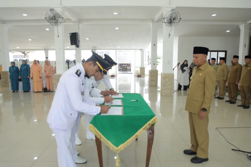 Bupati Asahan H Surya BSc didampingi Wakil Bupati Asahan, Sekretaris Daerah Kabupaten Asahan dan Para Asisten melantik Pejabat Administrator sebanyak 20 Orang dan Jabatan Pengawas sebanyak 27 Orang di Lingkungan Pemerintah Kabupaten Asahan bertempat di Pendopo Rumah Dinas Bupati Asahan, Rabu 31 Januari 2024.