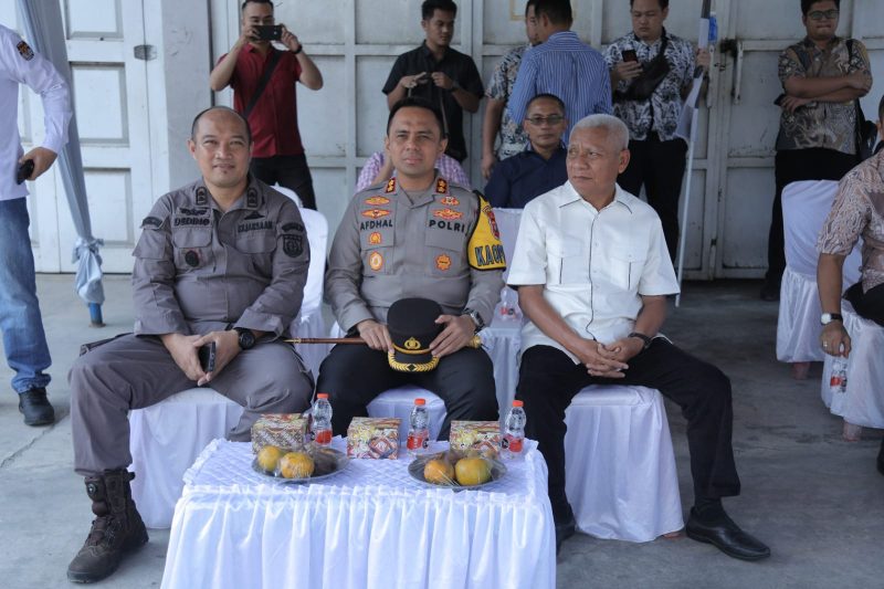 Bupati Asahan H Surya BSc melepas Mobil Box Distribusi Logistik Pemilu Tahun 2024 di Gudang Logistik KPU Kabupaten Asahan Jalan Sisingamangaraja Kelurahan Sendang Sari Kecamatan Kota Kisaran Barat, Kamis 8 Februari 2024.