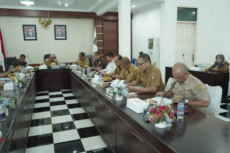 Bupati Asahan H Surya BSc memimpin Rapat Forum Koordinasi Pimpinan Daerah Kabupaten Asahan Tahun 2024 terkait pemilu 2024 di Aula Mawar Kantor Bupati Asahan, Senin 12 Februari 2024.