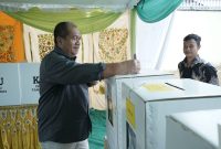 Wakil Bupati Asahan Taufik Zainal Abidin Siregar SSos MSi bersama keluarga mengikuti pelaksanaan pencoblosan Pemilu 2024, di TPS 05 Lingkungan II Kelurahan Selawan Kecamatan Kota Kisaran Timur, Rabu 14 Februari 2024.