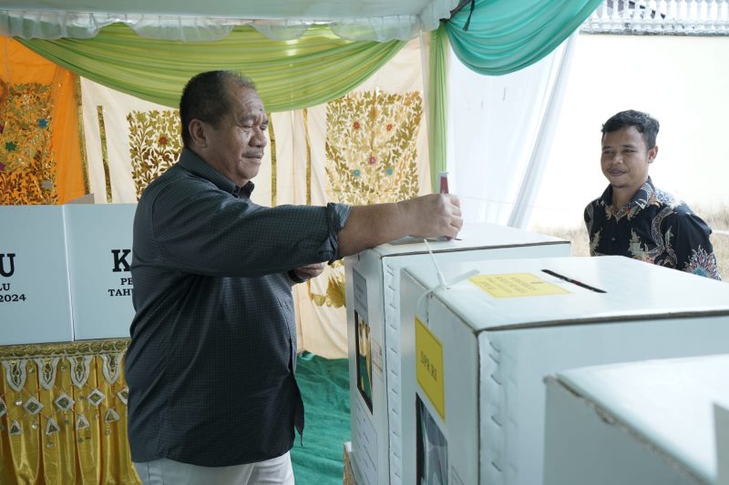 Wakil Bupati Asahan Taufik Zainal Abidin Siregar SSos MSi bersama keluarga mengikuti pelaksanaan pencoblosan Pemilu 2024, di TPS 05 Lingkungan II Kelurahan Selawan Kecamatan Kota Kisaran Timur, Rabu 14 Februari 2024.