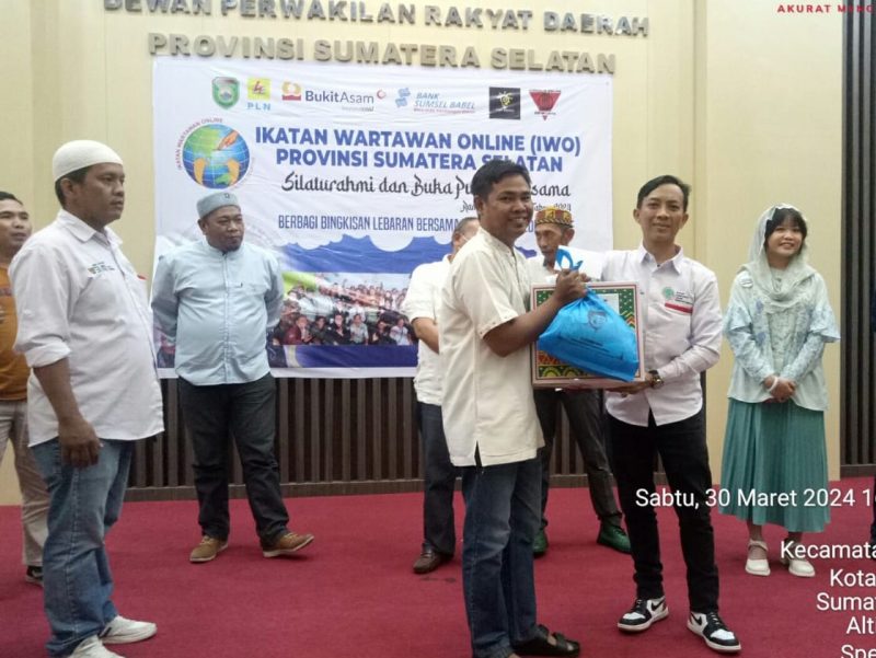 Ikatan Wartawan Online Provinsi Sumatera Selatan [IWO Sumsel] di bawah kepemimpinan Ardhi Fitriansyah menggelar aksi berbagi berkah dan silaturahmi bersama puluhan wartawan.