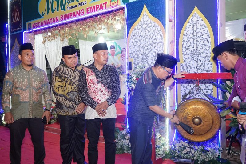 Bupati Asahan Melalui Sekretaris Kominfo Kabupaten Asahan resmi menutup pelaksanaan MTQ dan Festival Seni Qasidah ke-55 Kecamatan Simpang Empat yang bertempat di lapangan kantor camat Simpang Empat Kamis, 29 Maret 2024, malam.