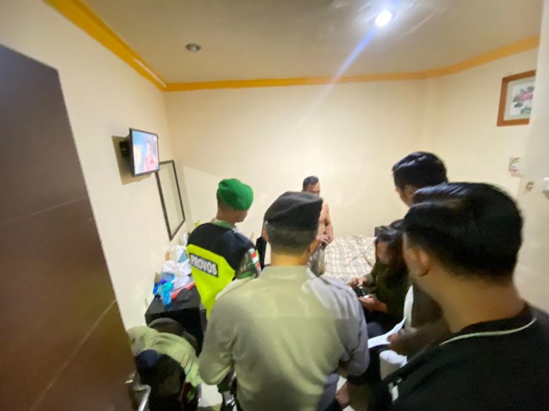 Enam sejoli tanpa status nikah terendus petugas [Operasi Pekat Jelang Idul Fitri 1445 Hijriah] tengah 'Ngamar' di sejumlah penginapan dan hotel di Jalan Jenderal Sudirman, Kelurahan Beringin, Kecamatan Kapuas, Kabupaten Sanggau, Sabtu 30 Maret 2024.
