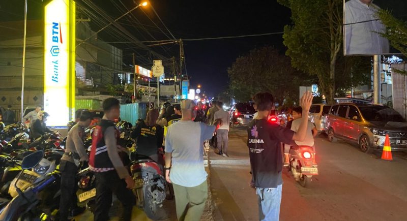 Satuan Lalulintas [Satlantas] Polres Kubu Raya membekuk 12 pelaku balap liar dan mengamankan 10 unit kendaraan roda dua [R2] berknalpot brong. Diduga pelaku akan melakukan aksi balap liar di Jalan Arteri Supadio Kecamatan Sungai Raya Kabupaten Kubu Raya, Minggu 31 Maret 2024, dini hari.