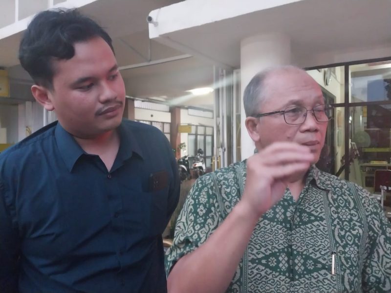 Gunadi Wibakso SH MH didampingi Timothy Nugroho SH MKrim saat memberikan keterangan pers, Jumat (8/3/2024) sore