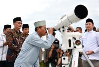 Kakanwil Kemenag Sumsel H Syafitri Irwan saat pemantauan hilal di landasan helipad atas Gedung Hotel Aryaduta Palembang, Minggu (10/03/2024)