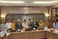 Ketua Presidium Banyuasin Timur H Slamet Somesentono menyrahkan berkas perayaratan DOB [Banyuasin Timur] kepada Ketua Komisi 1 DPRD Sumsel Antoni Yuzar didampingi unsur terkait, stakeholder dan Mahasiswa.