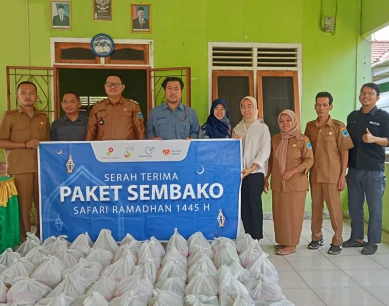 Kontraktor Kontrak Kerja Sama (KKKS) Medco E&P Indonesia (Medco E&P) bersama SKK Migas dan Media Online Lahat Post menyalurkan paket bantuan sembako bagi warga kurang mampu di Desa Sengkuang, Kecamatan Merapi Timur, Kabupaten Lahat, Senin 1 April 2024.