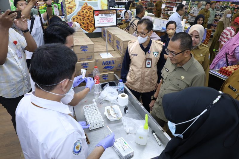 Penjabat Sekretaris Daerah [PJ Sekda] kota Palembang, Ir H Gunawan MTP bersama Balai Besar Pengawas Obat dan Makanan [BBPOM] gelar sidak di sejumlah supermarket di kota Palembang, Senin 1 April 2024.