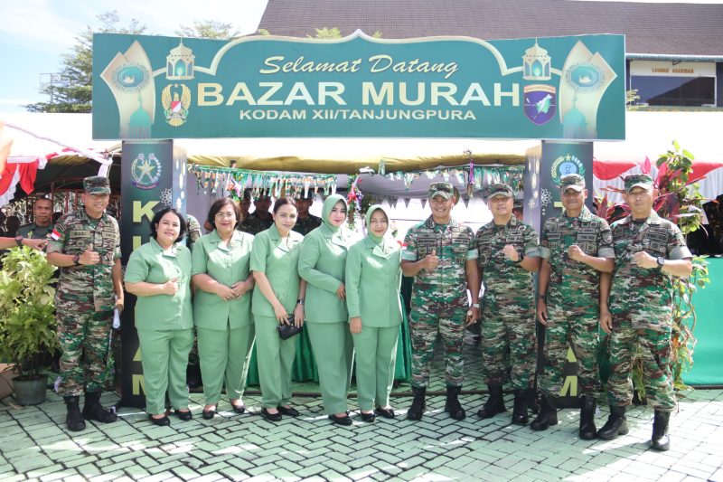 Pangdam XII/Tanjungpura Mayjen TNI Iwan Setiawan SE MM membuka kegiatan Bazar Murah Ramadan, di Lapangan Tidayu, Makodam XII/Tpr Selasa 2 April 2024. Hal