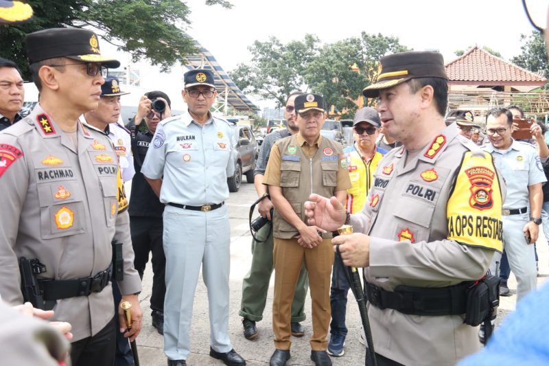 Kapolda Sumsel Irjen Pol A Rachmad Wibowo dan rombongan meninjau persiapan jalur mudik dan balik Lebaran [Idul Fitri] 2024. Bahkan ruang pusat kendali Command Center Balai Pengelola Transportasi Darat [BPTD] Kelas II Sumsel di Terminal Alang Alang Lebar [AAL] tak lepas dari pantauannya pada Selasa 2 April 2024, siang.