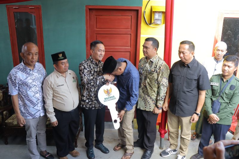 Dulu Korban Kebakaran, Kini Faisal [40] menerima Kunci Rumah Baru dari Ratu Dewa