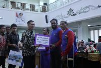 Penjabat Walikota H Ratu Dewa kala memberikan bonus kepada para Atlet Porprov dan Perpraprov di ruang Parameswara, Kamis 4 April 2024.